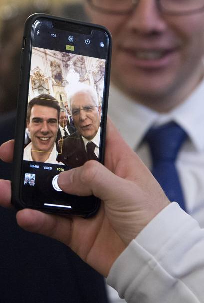 Il Presidente della Repubblica Sergio Mattarella posa per un selfie con Nicola Tumolero, bronzo nei 10000 m a Pyeongchang 2018